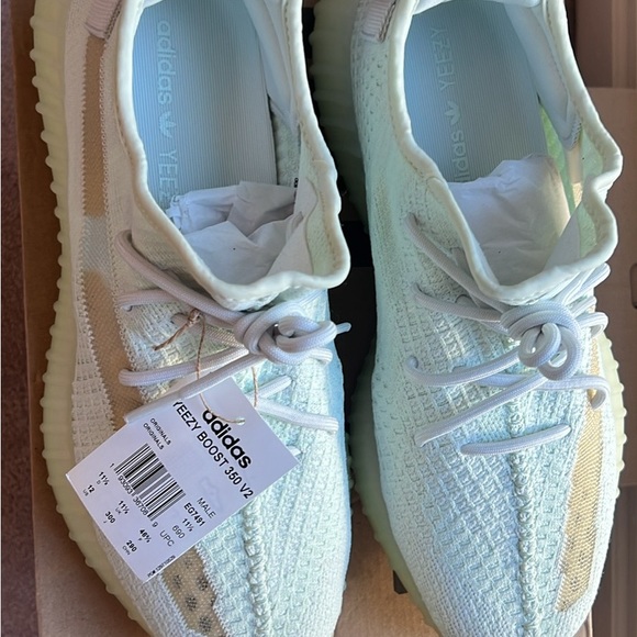 Yeezy Boost 350 V2 Hyperspace size US 11.5M - Picture 2 of 3